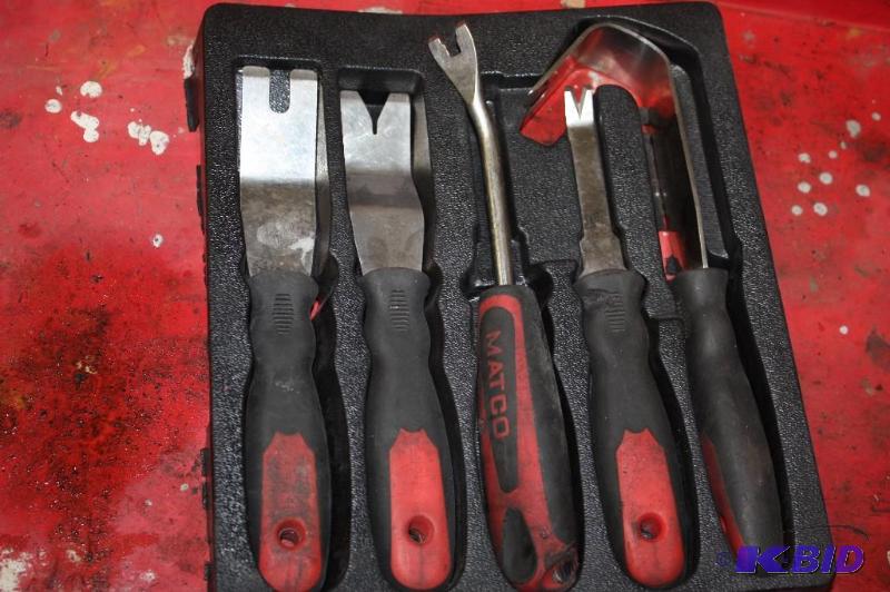 lot 253 image: Matco Pry Bar Set wCase.