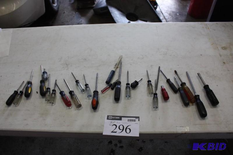lot 296 image: Lot of Miscellaneous Screw Drivers.