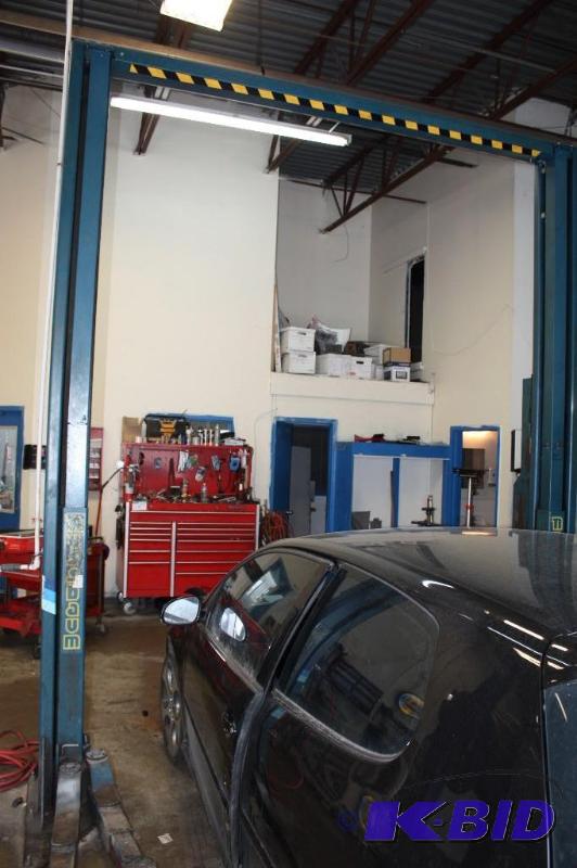 lot 3 image: Nussbaum Automotive Lifts Car Lift Model SPL 8000 Heavy-Duty CarTruck Lift For Car Shops.