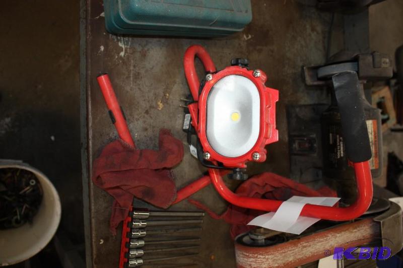 lot 49 image: Matco Tools 10W COB ALumnium Cordless Lights Li-Ion 11.1V 4000mAh 800-900 Lumen.