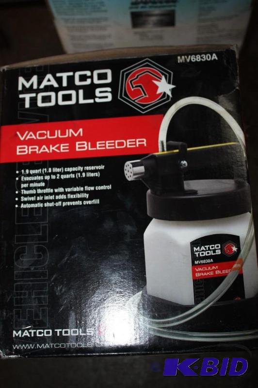 lot 72 image: Matco Tools Vacuum Brake Bleeder 1.9Qt Capacity Reservoir Evacs Up to 2 Quarts Per Minute.