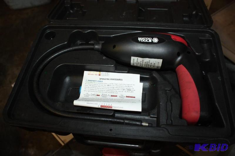 lot 78 image: Matco Tools AC551000 Electronic & UV Leak Detector Includes Case.