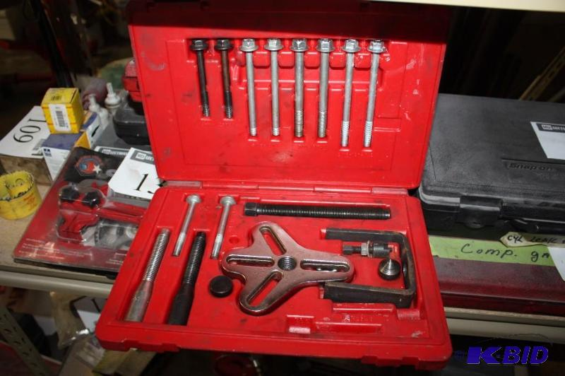 lot 99 image: Mac Tools Brand Steering Wheel Puller Set Model SWP700H