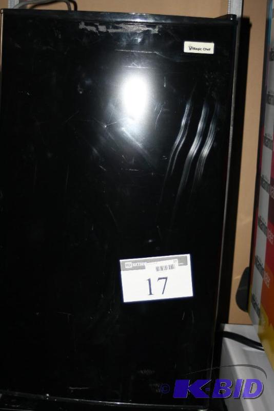 lot 17 image: Magic Chef Bar Fridge