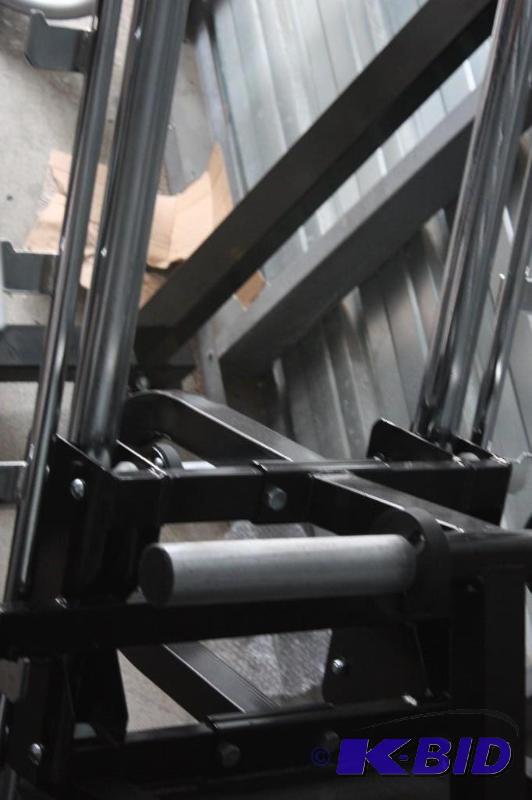 lot 81 image: Powertec Leg Press