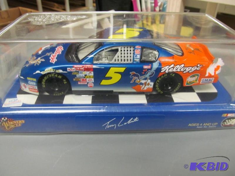 lot 19 image: 2002 Terry Labonte #5 Kelloggs NASCAR 124 Die Cast CWC by Winners Circle