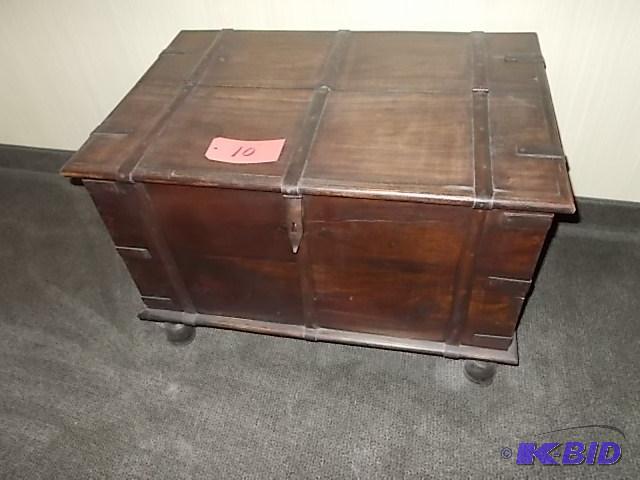 lot 10 image: Decorative Wooden Chest...