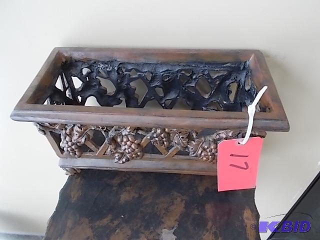 lot 17 image: Decorative Basket...