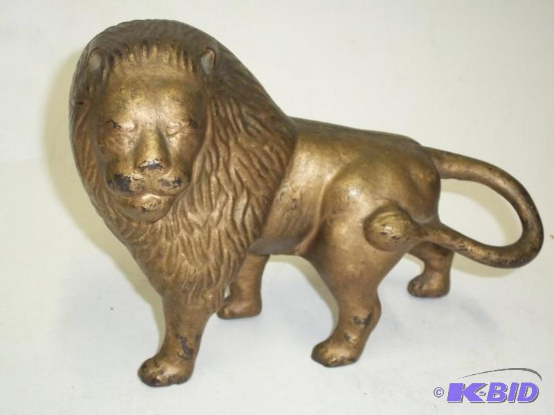 lot 112 image: Decor Lion...
