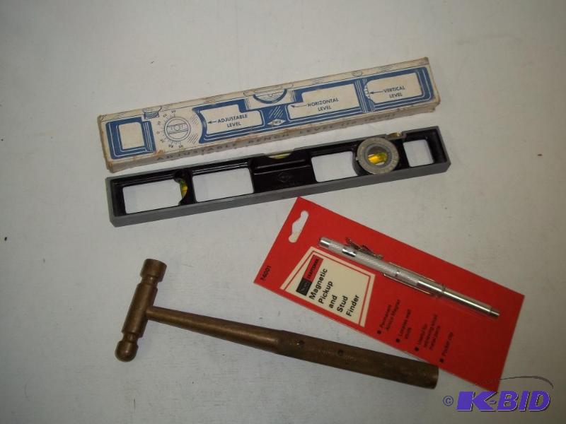 lot 131 image: Brass Hammer, vintage level and magnetic pick...