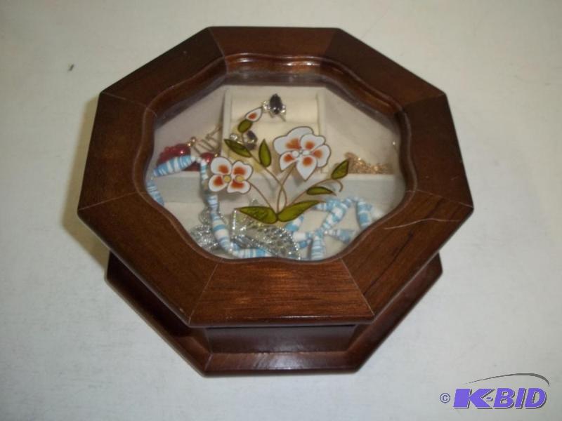 lot 160 image: Jewelry box with contents...