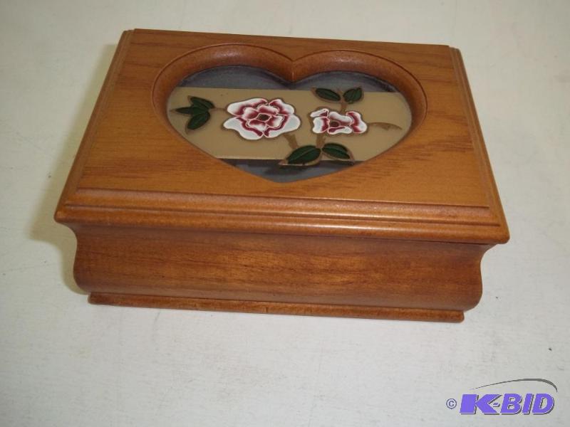 lot 183 image: Small Jewelry box...