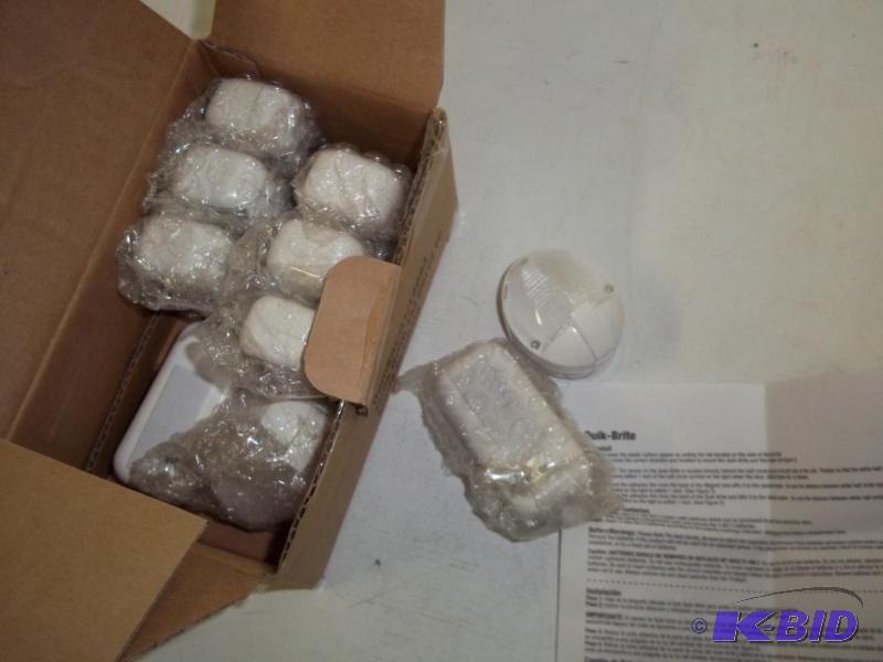 lot 21 image: Set of New Stick on lights...
