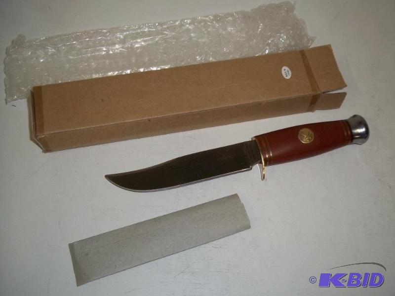 lot 30 image: New in Box Hunting Knife...
