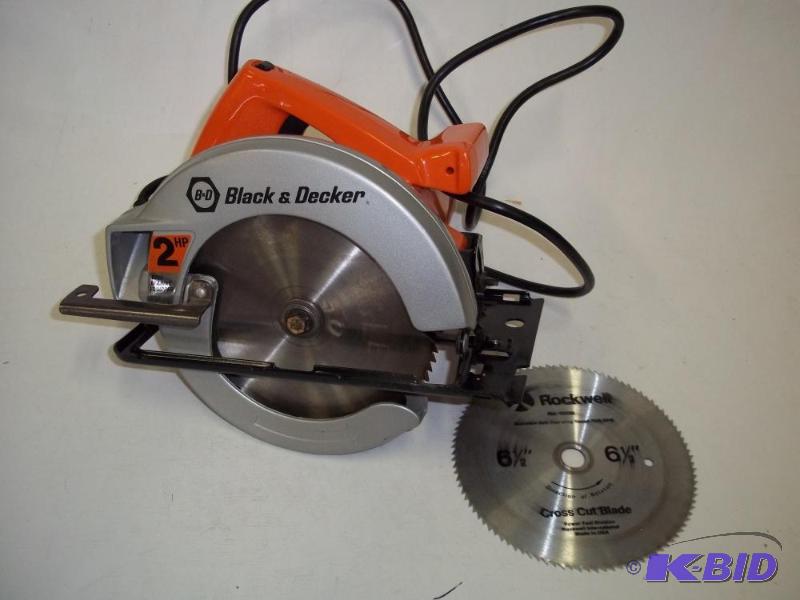 lot 45 image: Black and Decker Circular Saw with extra blad...