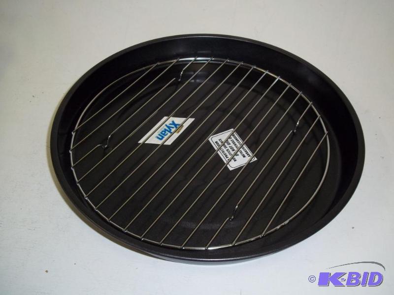 lot 8 image: New Non stick broiler pan...