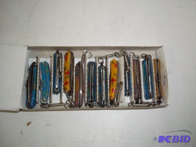 lot 82 image: NEW 12 Micro pocket knives...
