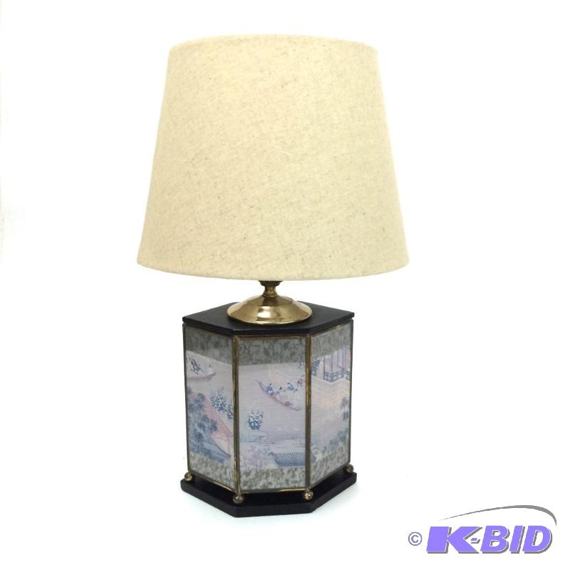 lot 18 image: Glass Pictorial Vintage  Lamp