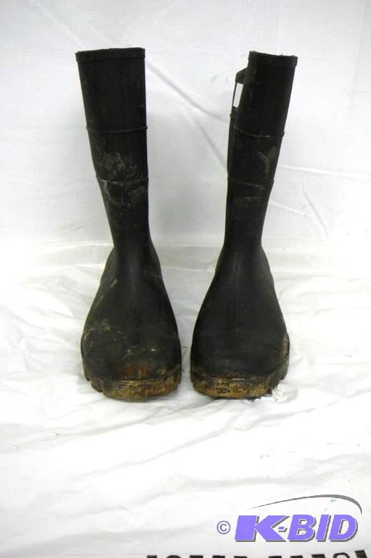 Rubber Boots size 9 used one time...