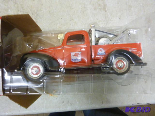 lot 48 image: Mobil Vintage Tow Truck Ford Coin Bank with k...