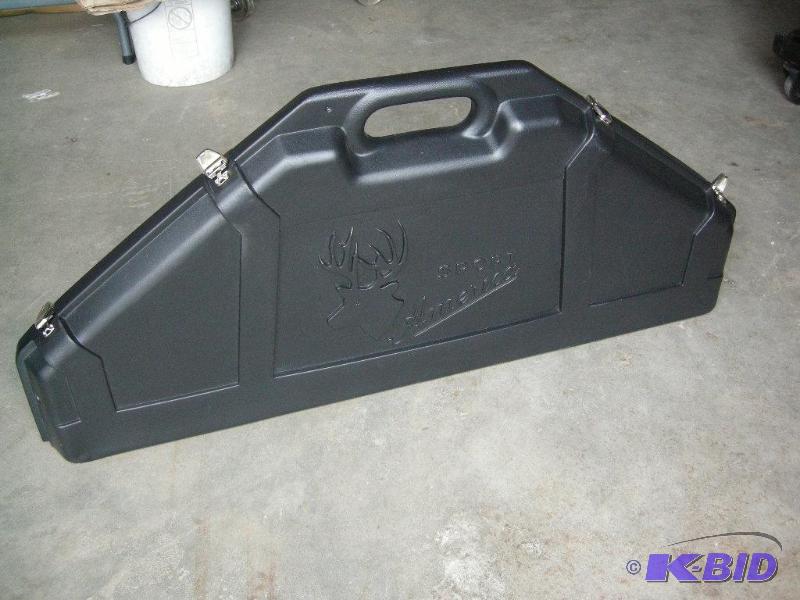 lot 20 image: Sport America bow case