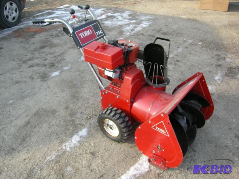 lot 4 image: Toro 724 Snowblower