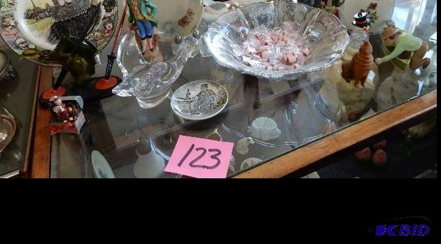 lot 123 image: Misc. Glass and decorative Items