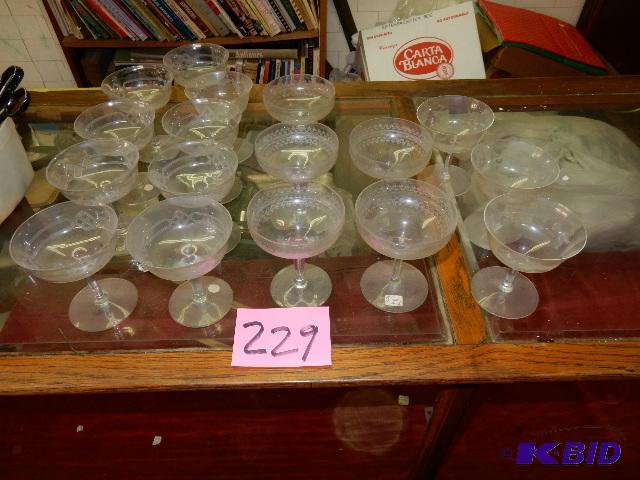 lot 229 image: 17 Sherbet dishes, with Frosted design