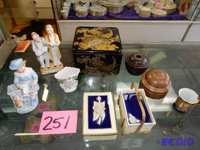 lot 251 image: Misc. Accesory items