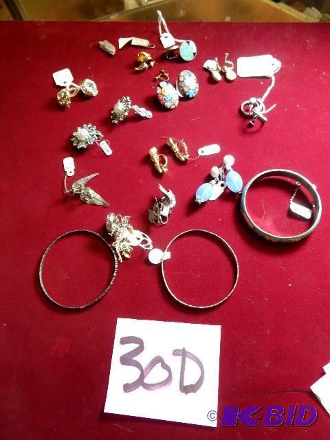 lot 30D image: Vintage Earrings and bracelets