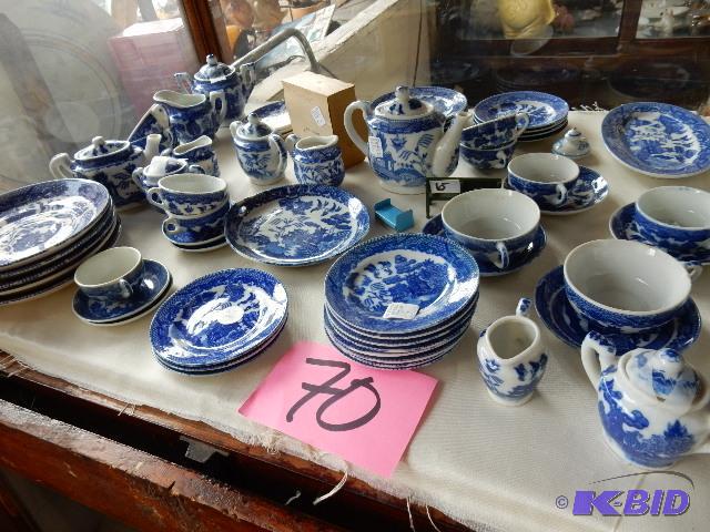 lot 70 image: Blue Tea Set and assessories