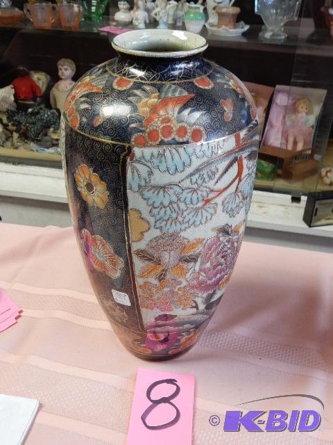 lot 8 image: Beautiful Asian Theme Vase