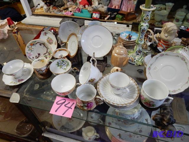 lot 94 image: Misc. Glass items as pictured
