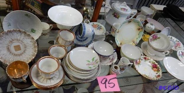 lot 95 image: Misc. Glass items as pictured