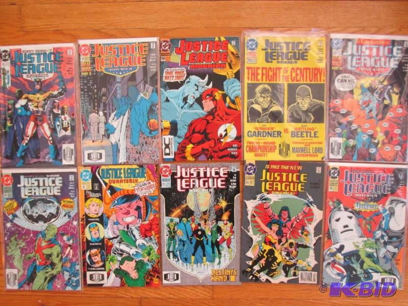 Lot of 10 Justice League comic books, most in...