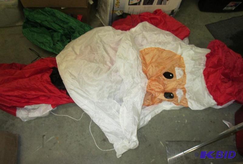 Giant inflatable Santa with built-in pump, te...