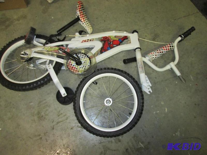 Kids bicycle for parts, missing pedals, broke...