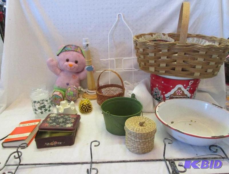 mixed lot of toys, shelfs, books, lamp stand,...