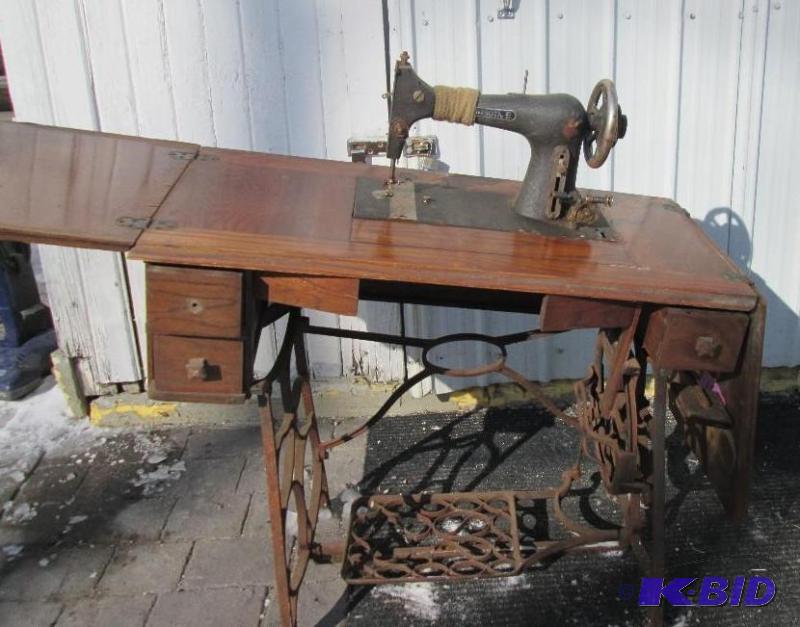 Antique Qinnesota E sewing machine with metal...