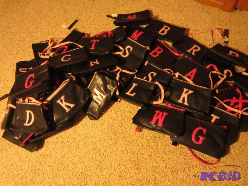 Large lot of purses or handbags, great for re...