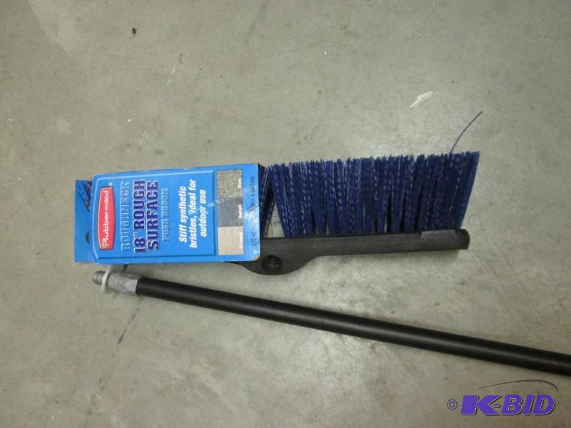 Rubbermaid Roughneck 18 Rough surface Push ...
