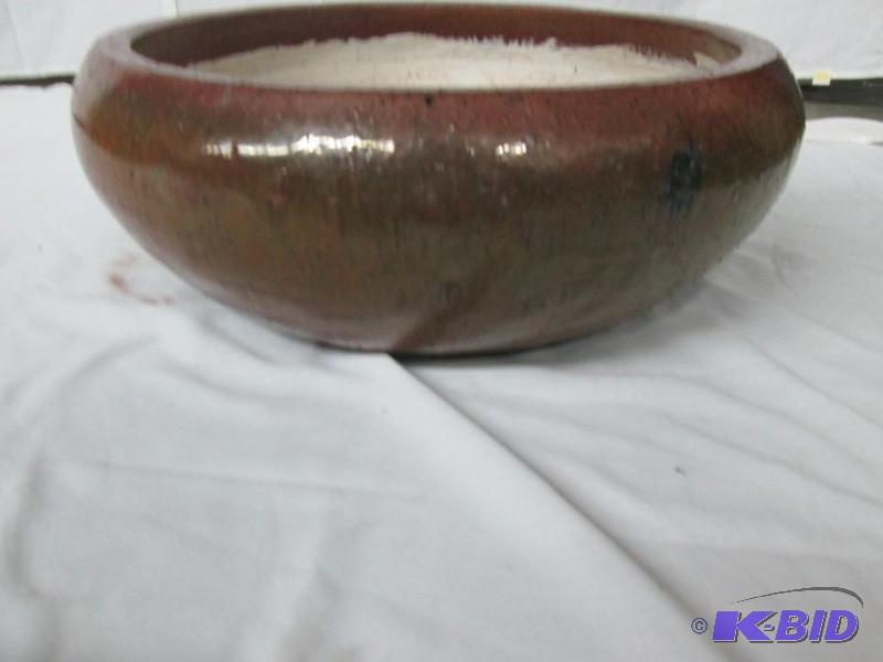 lot 28 image: 1 Viet Rolled Bowl