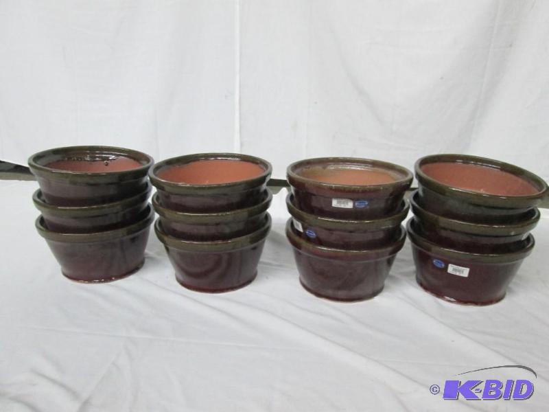 lot 9 image: 12 - 12 Glazed Rim Bowls