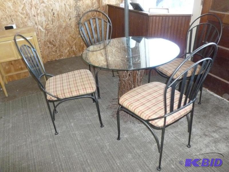 lot 1 image: Nice five piece patio set that includes a tre...