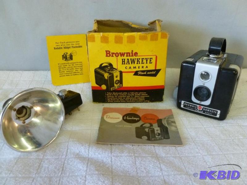 lot 21 image: Vintage Brownie Hawkeye Camera model flash, c...