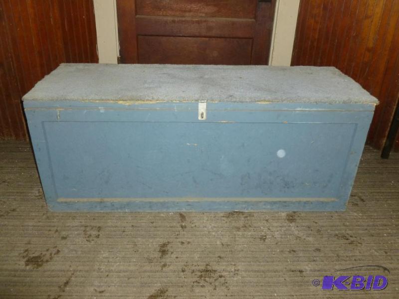 lot 6 image: Large flip lid wooden storage bench that meas...