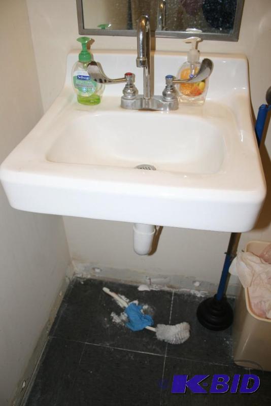 lot 15 image: White Porcelain Sink