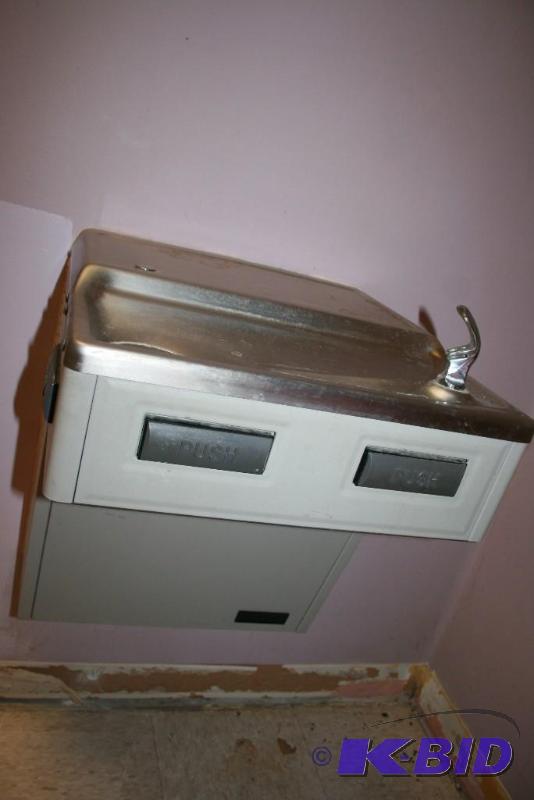 lot 3 image: Drinking Fountain