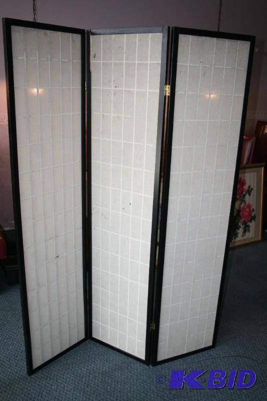 lot 32 image: 3 Panel Screen