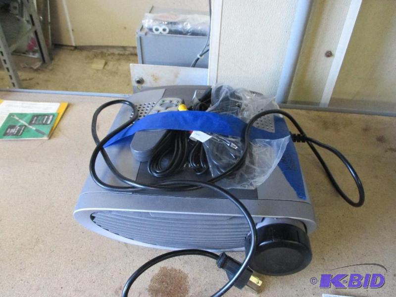 InFocus projecter, works, has remote...